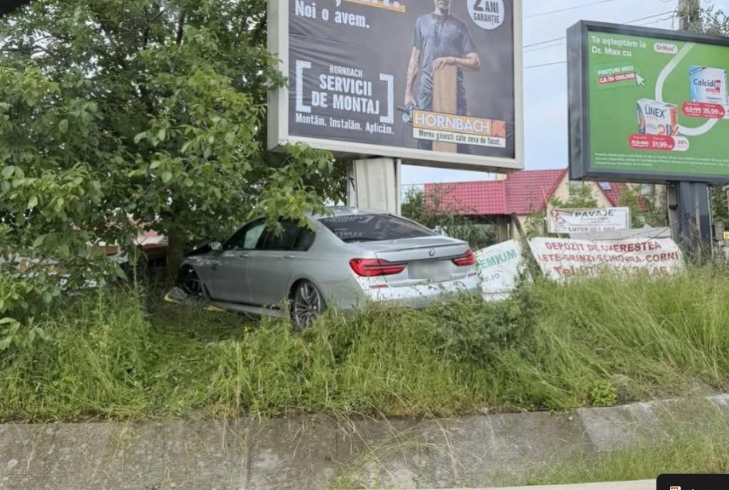 Șofer urmărit de polițiștii clujeni, implicat într-un incident șocant: a fugit și a lovit un panou publicitar