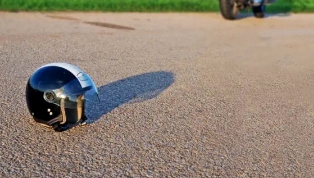 Ce înseamnă dacă vezi o cască moto pe marginea drumului. Semnal important pentru șoferi și motocicliști