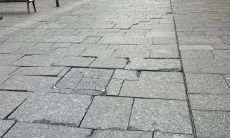 Capcane pentru picioarele trecătorilor, în centrul Clujului. USR critică pavajul de pe strada Universității