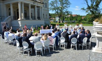 Consilierii județeni ai Clujului au ieșit din birouri: ședință în curtea Castelului Bánffy, proaspăt premiat la nivel european