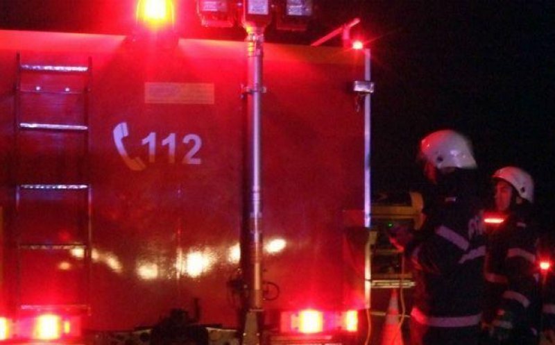 Incendiu violent în Cluj: flăcările au cuprins acoperișul unei cabane în construcție