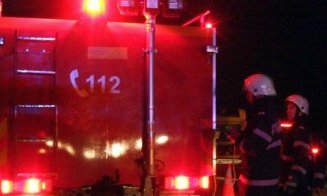 Incendiu violent în Cluj: flăcările au cuprins acoperișul unei cabane în construcție