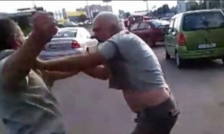 Bătaie în trafic între doi șoferi clujeni, în plină zi, lângă o școală: au coborât din mașini și au început scandalul. Ce a urmat