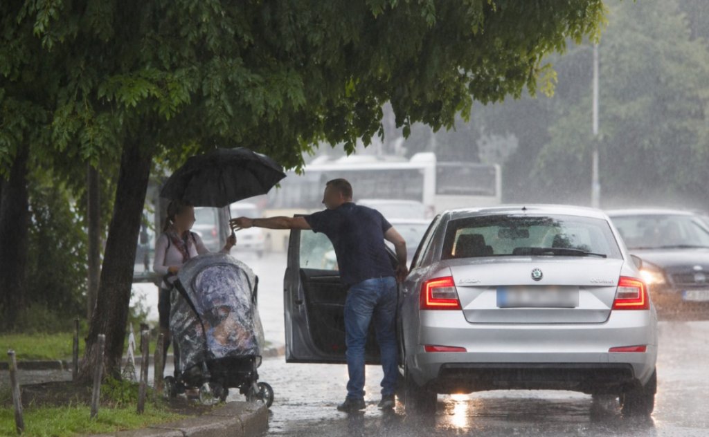 Gest rar de omenie în Cluj: un șofer a oprit mașina și a oferit o umbrelă unei mame și copilului ei surprinși de ploaia torențială