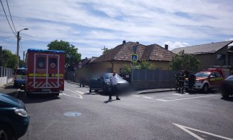 Accident GRAV pe o stradă din Cluj-Napoca! Un bărbat a fost prins între mașină și un gard