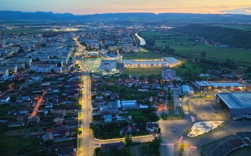 Continuă lucrările de modernizare a iluminatului public în Turda. Așa arată până acum