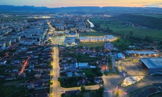 Continuă lucrările de modernizare a iluminatului public în Turda. Așa arată până acum