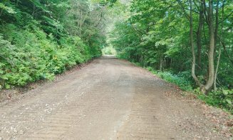 Reparații pe un drum de piatră care duce în zona de munte a Clujului