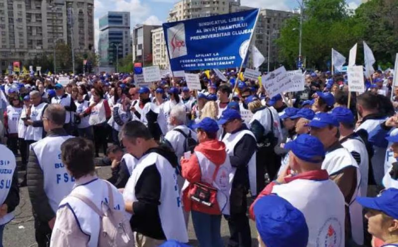 20.000 de profesori ies în stradă! Protest uriaș la Guvern și Parlament: „Educația cere respect!”/ Studenții din Cluj ies azi în fața Prefecturii