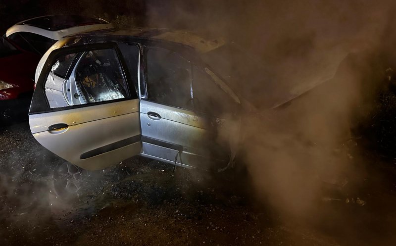 Mașină făcută scrum în urma unui incendiu. Pompierii clujeni au intervenit de urgență