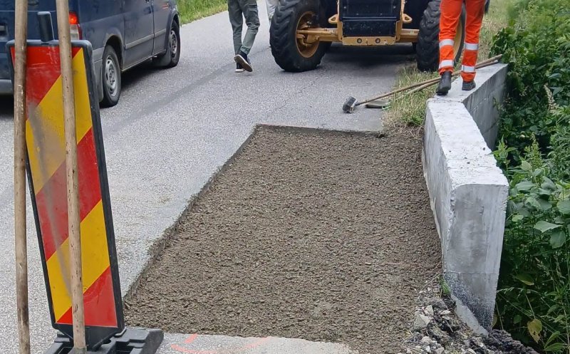 Lucrări pe un drum județean din Cluj. Se astupă gropile