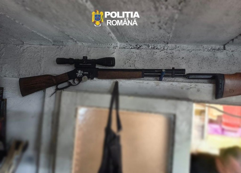 Descoperire surprinzătoare în apropiere de Cluj-Napoca. Polițiștii au găsit arme deținute ilegal în locuința unui bărbat