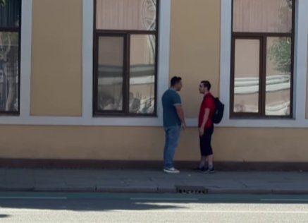 Altercație filmată în Cluj-Napoca, zona The Office: un șofer s-a dat jos din mașină și s-a luat de un pieton
