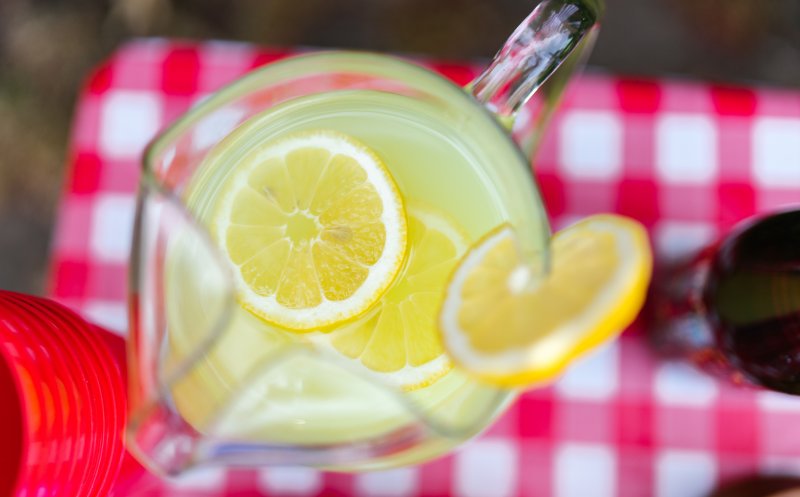 Secretul celei mai bune limonade de casă. Rețeta cu doar trei ingrediente care cucerește vara