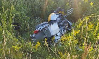 Motociclist de aproape 50 de ani transportat la spital după un accident la Dej. Cum s-a produs coliziunea