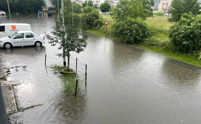 Furtuna a făcut ravagii în Florești. "Au rămas deja două mașini în apă"