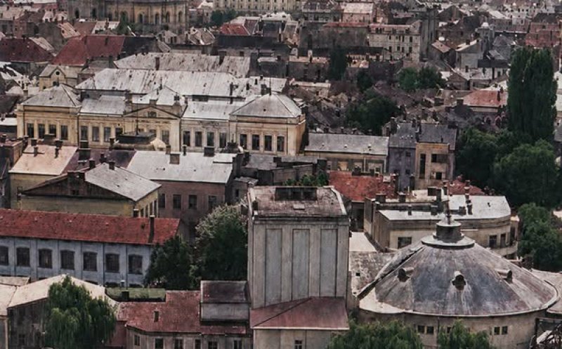 Copii pe Cetățuie privind spre oraș, anul 1962