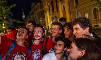 Nicușor Dan și-a postat iute pe Facebook mândrețea de ședință foto din centrul Clujului / S-a stat la coadă la sefie-uri