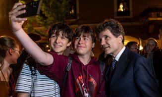 Nicușor Dan și-a postat iute pe Facebook mândrețea de ședință foto din centrul Clujului / S-a stat la coadă la sefie-uri