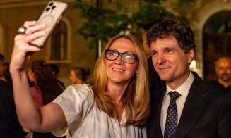Nicușor Dan și-a postat iute pe Facebook mândrețea de ședință foto din centrul Clujului / S-a stat la coadă la sefie-uri