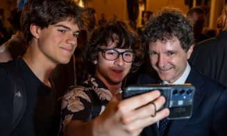 Nicușor Dan și-a postat iute pe Facebook mândrețea de ședință foto din centrul Clujului / S-a stat la coadă la sefie-uri