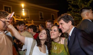 Nicușor Dan și-a postat iute pe Facebook mândrețea de ședință foto din centrul Clujului / S-a stat la coadă la sefie-uri