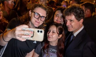 Nicușor Dan și-a postat iute pe Facebook mândrețea de ședință foto din centrul Clujului / S-a stat la coadă la sefie-uri