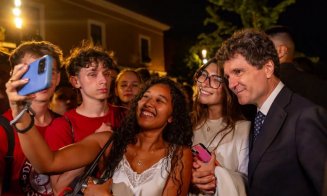 Nicușor Dan și-a postat iute pe Facebook mândrețea de ședință foto din centrul Clujului / S-a stat la coadă la sefie-uri