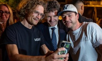 Nicușor Dan și-a postat iute pe Facebook mândrețea de ședință foto din centrul Clujului / S-a stat la coadă la sefie-uri