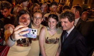 Nicușor Dan și-a postat iute pe Facebook mândrețea de ședință foto din centrul Clujului / S-a stat la coadă la sefie-uri