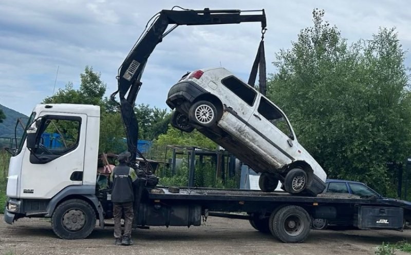 Dejul scapă de mașinile abandonate pe străzi. Primăria a început procedura de ridicare a acestora