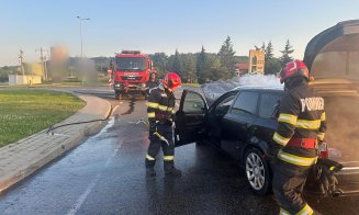 O mașină a luat foc în urma unui accident în județul Cluj. Ce s-a întâmplat cu pasagerii