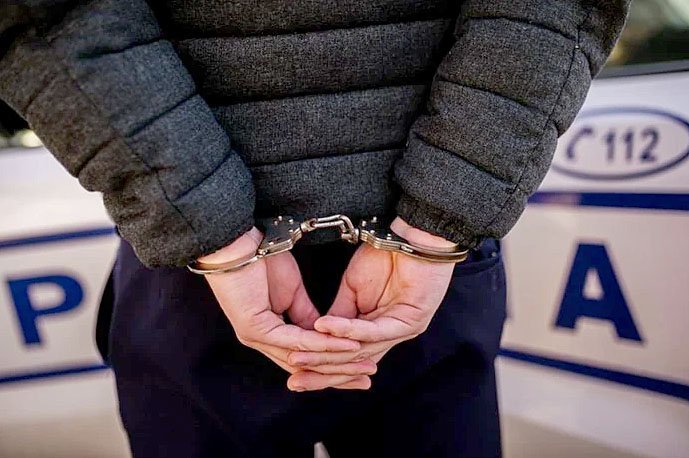 Și-a băut mințile și a făcut balamuc luându-se la bătaie cu polițiștii. Mama acestuia sunase la 112
