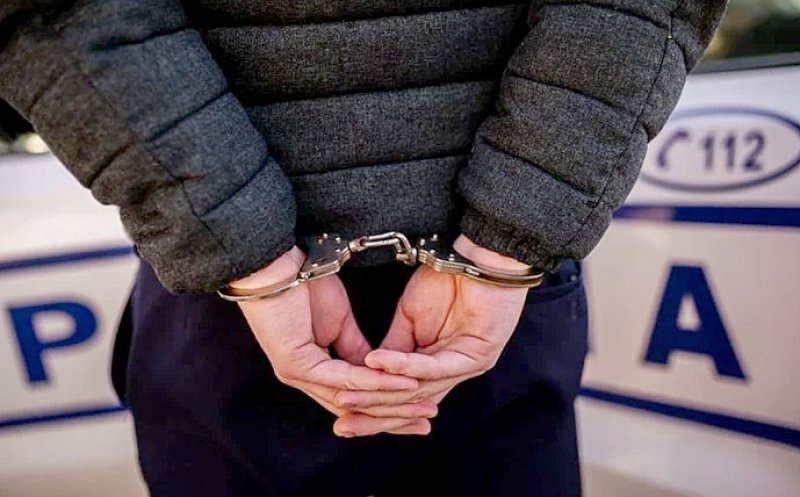 Și-a băut mințile și a făcut balamuc luându-se la bătaie cu polițiștii. Mama acestuia sunase la 112