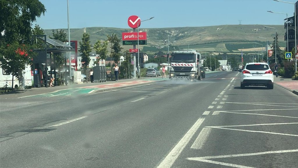 Primăria Florești udă străzile pe timp de caniculă. Ce recomandări primesc locuitorii