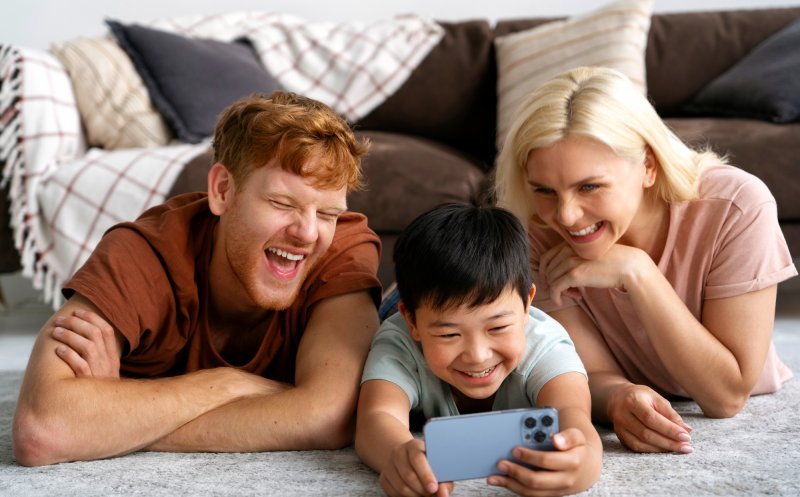 Telefoane bune pentru toată familia în 2026: Cum să eviți cheltuielile uriașe