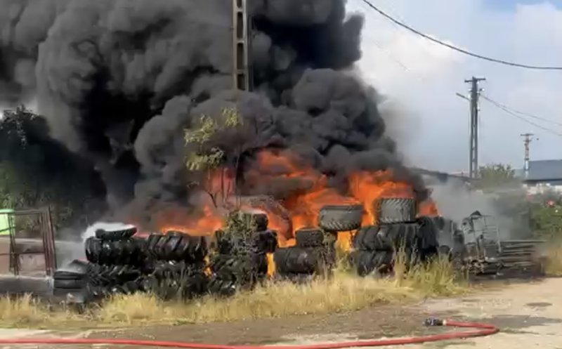 Incendiu puternic la o hală din Cluj. Mai multe echipaje de pompieri intervin la fața locului