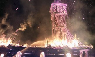 Incendiu violent la o biserică de lemn din Maramureș. Flăcările au cuprins și turla de 25 de metri / Cauza probabilă, un fulger