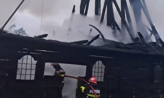Incendiu violent la o biserică de lemn din Maramureș. Flăcările au cuprins și turla de 25 de metri / Cauza probabilă, un fulger