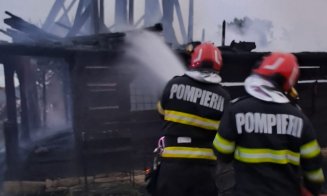 Incendiu violent la o biserică de lemn din Maramureș. Flăcările au cuprins și turla de 25 de metri / Cauza probabilă, un fulger