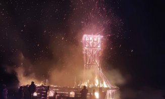 Incendiu violent la o biserică de lemn din Maramureș. Flăcările au cuprins și turla de 25 de metri / Cauza probabilă, un fulger