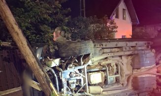 ACCIDENT în Cluj noaptea trecută. Mașină răsturnată și stâlp secerat
