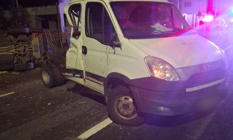 ACCIDENT în Cluj noaptea trecută. Mașină răsturnată și stâlp secerat
