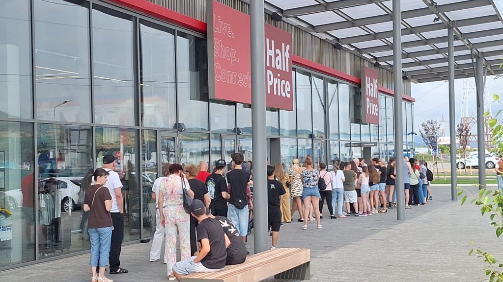 S-a deschis magazinul Half Price din cadrul URBANO Shopping & Living. Clujenii au stat la coadă să prindă ofertele