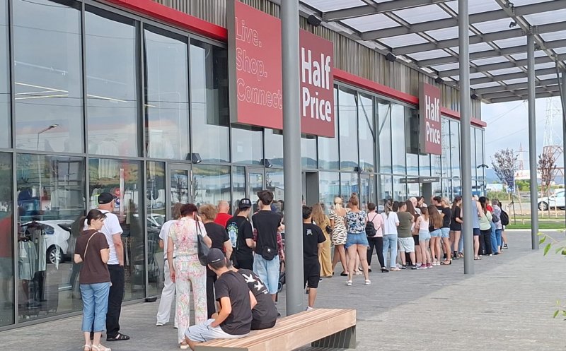 S-a deschis magazinul Half Price din cadrul URBANO Shopping & Living. Clujenii au stat la coadă să prindă ofertele