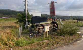 Inconștiență la volan în Cluj. Un șofer beat mangă s-a răsturnat cu mașina pe marginea drumului / O femeie de 77 de ani a fost rănită