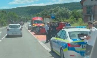Accident lângă Cluj-Napoca. O mașină s-a răsturnat