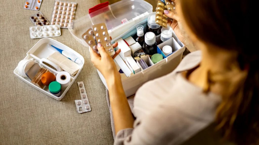 Ce trebuie să conțină trusa medicală de vacanță. Sfaturile unui farmacist