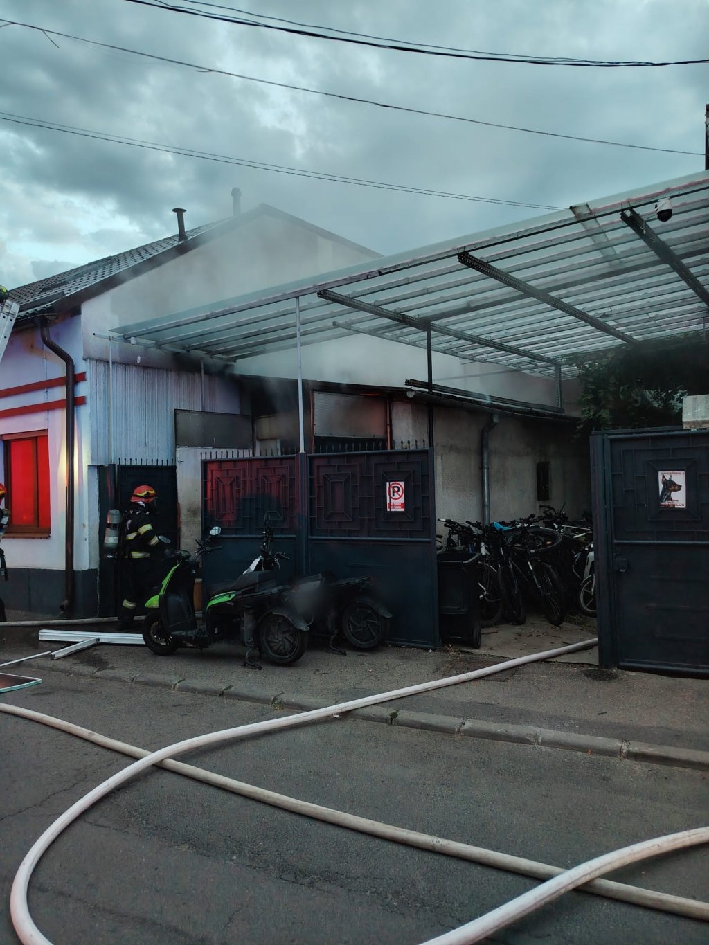 INCENDIU în Cluj-Napoca: Misiune grea a pompierilor duminică seara cu 5 autospeciale / Clienții dintr-un supermarket s-au autoevacuat