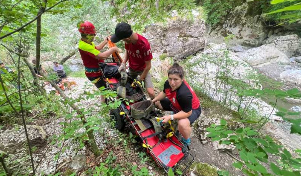 Tânără din Cluj, salvată de salvamontiști după un accident în Cheile Râmețului. Victima a fost preluată de SMURD